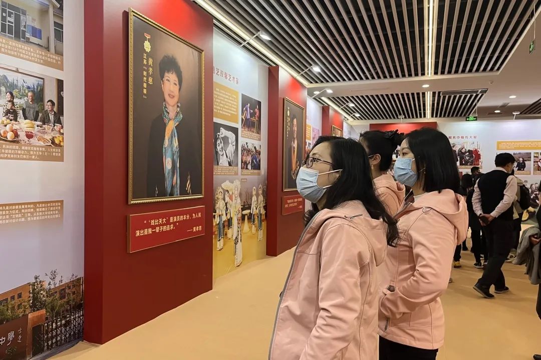 蘇體實(shí)業(yè)組織參觀新時(shí)代江蘇重大先進(jìn)典型主題影像展